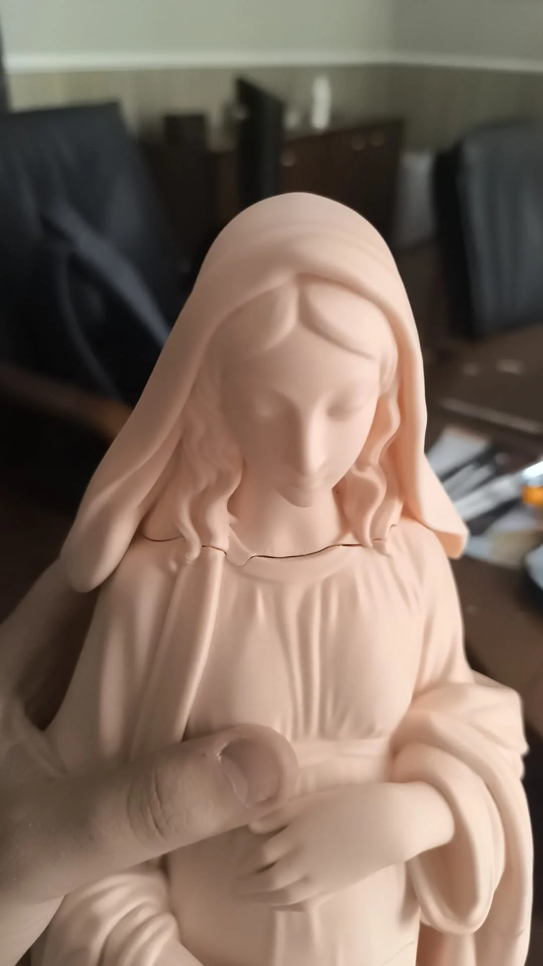 Detalle de figura religiosa monocolor
