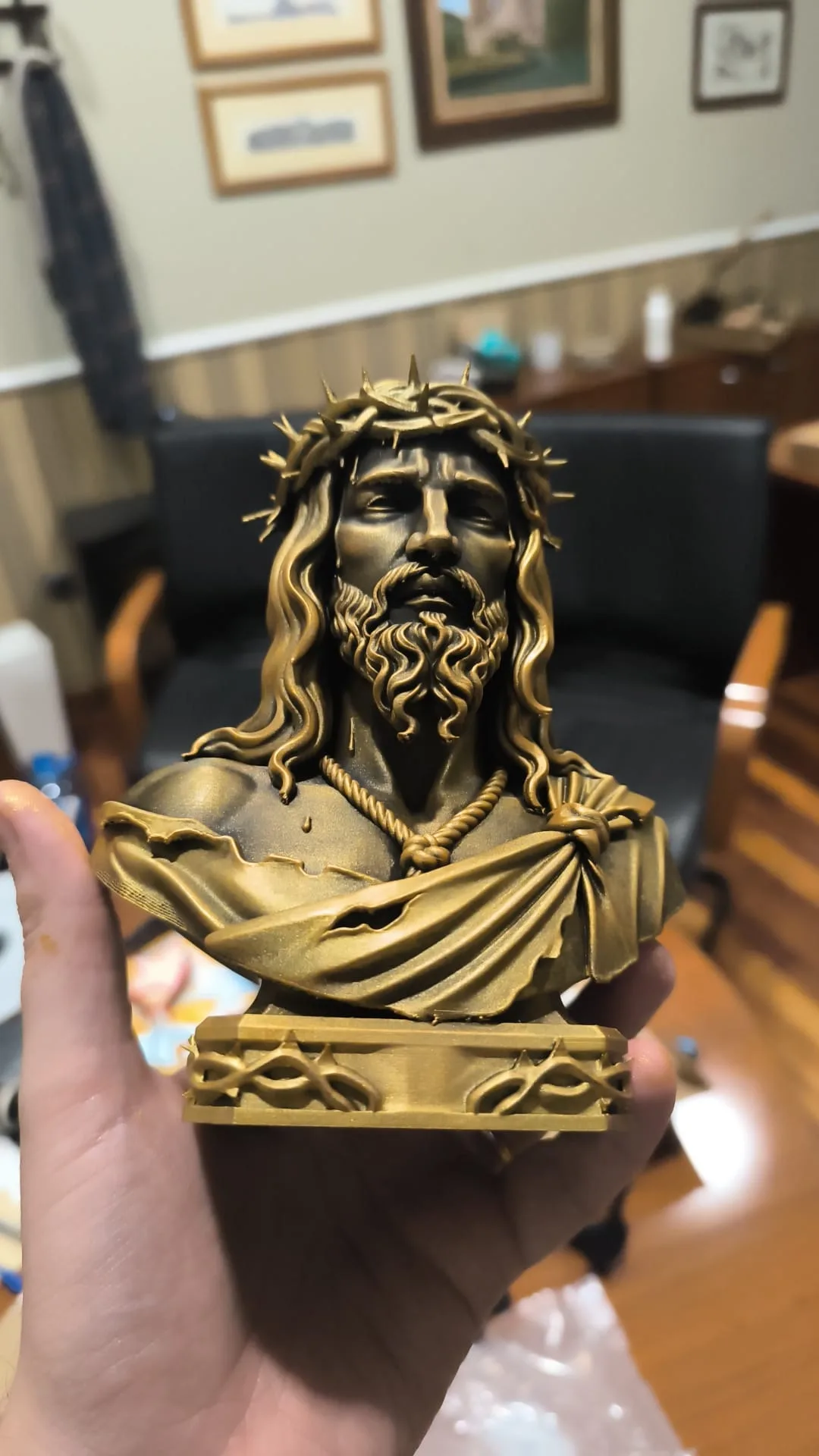 Detalle de figura religiosa con acabado dorado