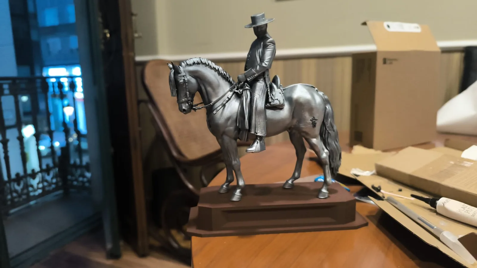 Escultura ecuestre terminada en el taller